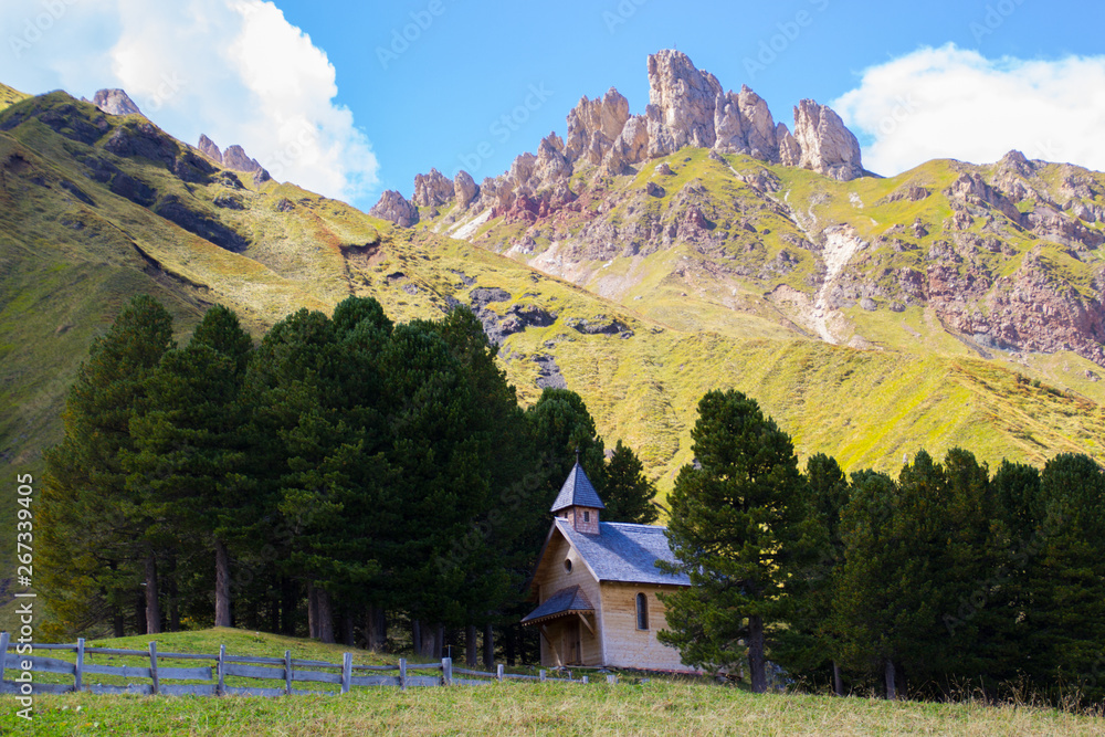 kleine Kapelle vor den Rosszähnen in den Dolomiten