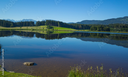 Idyllisch gelegener See in der ruhe des Sommermorgens
