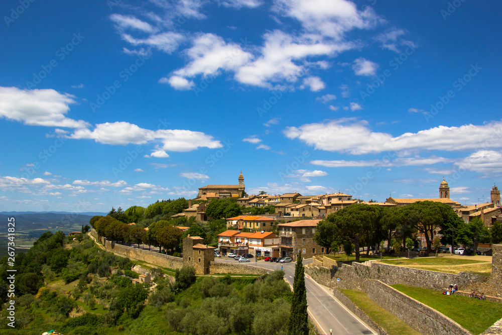 Naklejka premium Panoramablick auf Montalcino