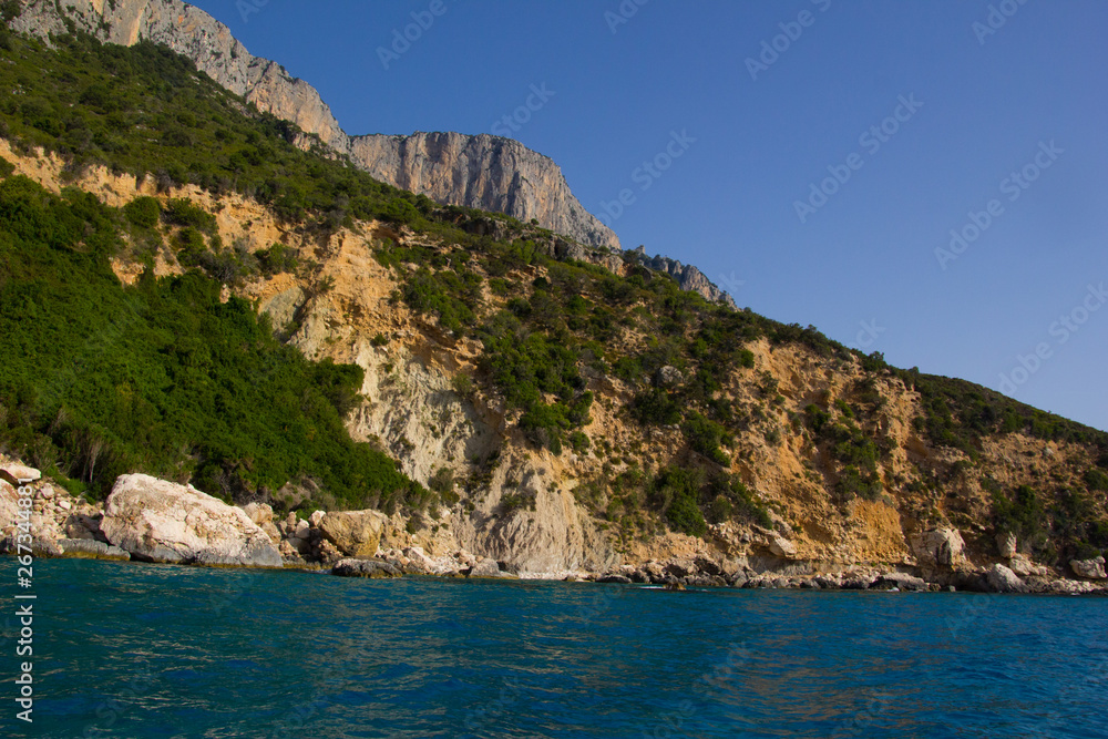 Küste von Sardinien mit azurbaluem Wasser