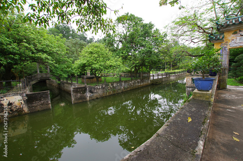 水路が美しい庭園の立園