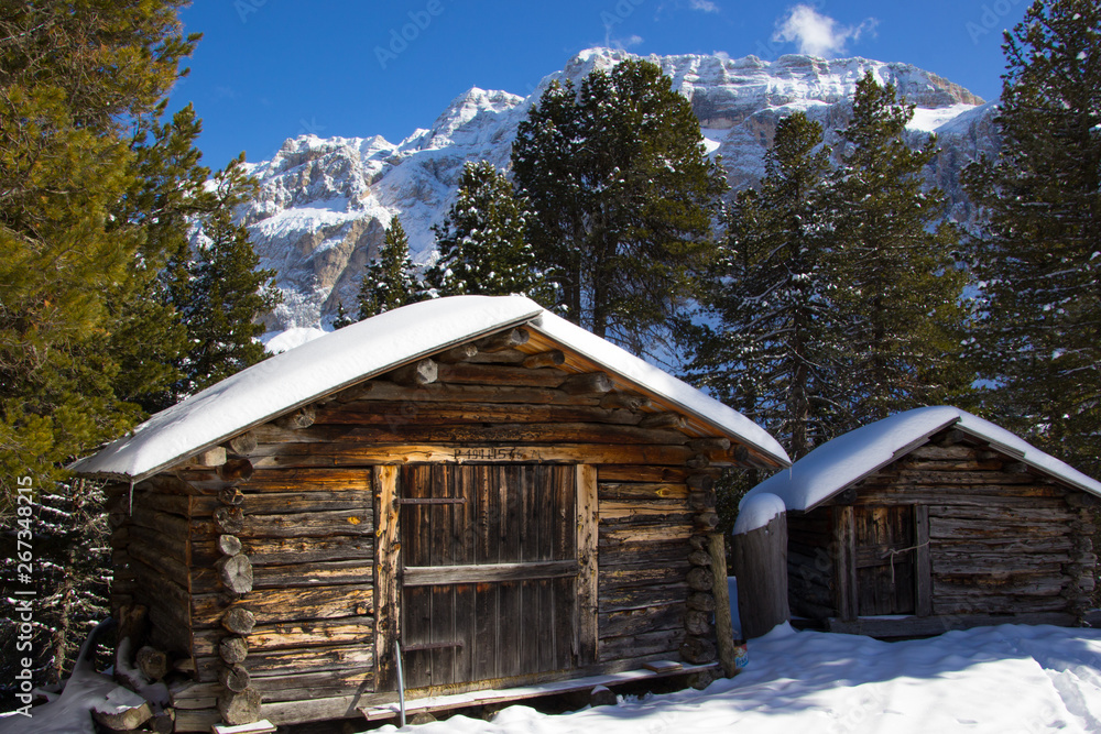 Blockhütte in den Dolimiten im winter