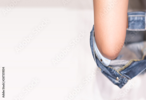 Canvas-taulu Take off trouser for toilet