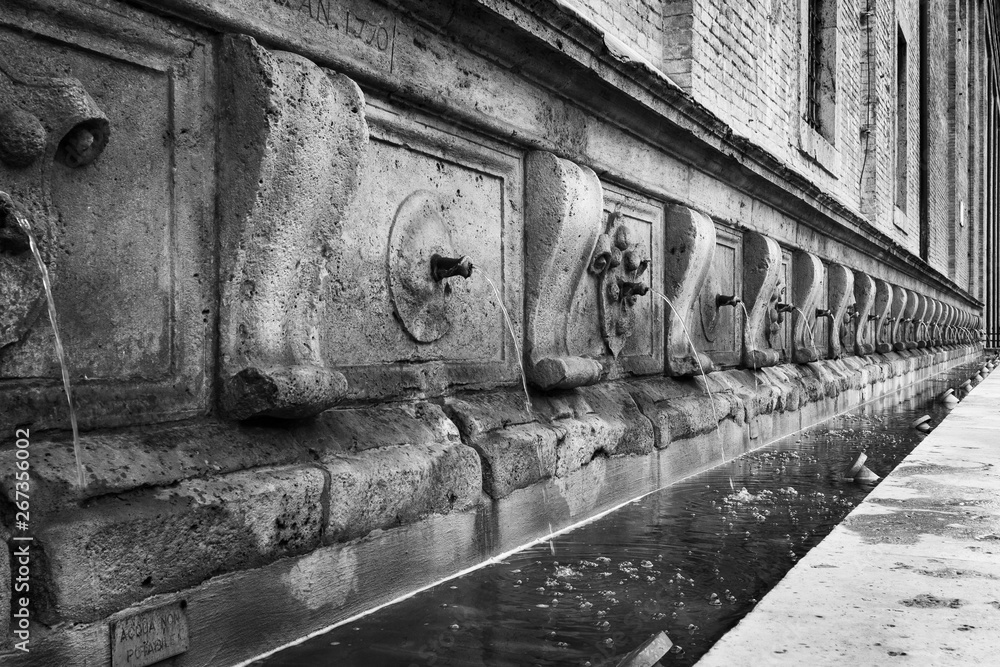 Obraz premium A very, very large fountain