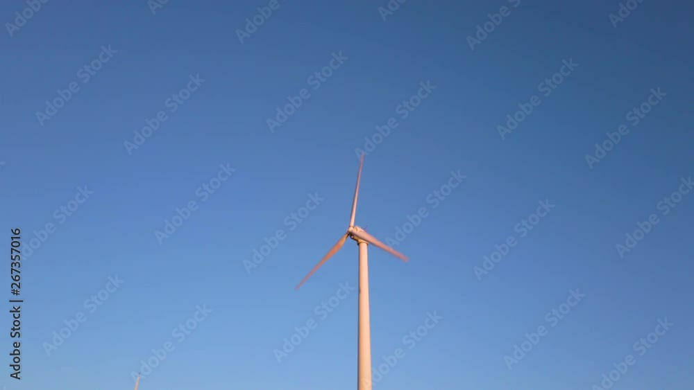 Parco eolico con turbine per la generazione di energia elettrica dal vento. Fonte rinnovabile e pulita, tecnologia per le costruzioni del futuro. Situate in montagna. Parco eolico con turbine per la generazione di energia elettrica dal vento. Fonte rinnovabile e pulita, tecnologia per le costruzioni del futuro. Situate in montagna.