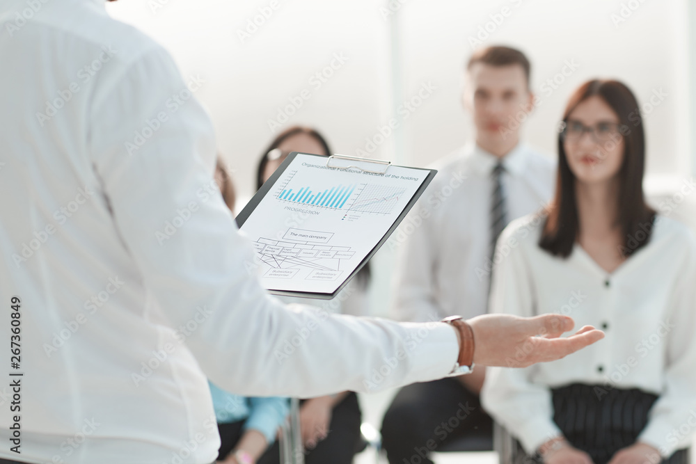 Obraz premium senior Manager discussing a financial report with a business team