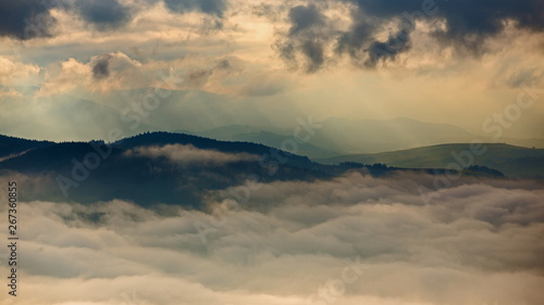 Beskid Wyspowy - Góry Karpaty © BARONPHOTOGRAPHY.EU