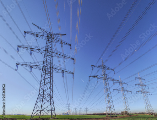 Stromnetz vor blauem Himmel
