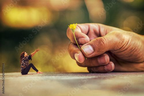Fotografía HAND WITH YELLOW FLOWER