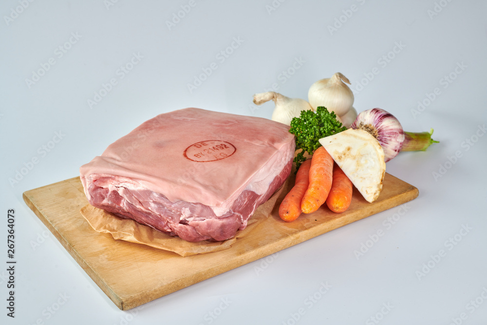 Deutscher Schweinebraten roh am Stück mit weißem Hintergrund zum freistellen Deutscher Schweinebraten roh am Stück mit weißem Hintergrund zum freistellen
