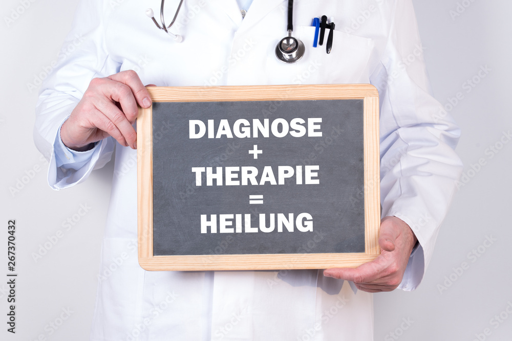 Arzt mit einer Tafel Diagnose und Therapie führen zur Heilung Arzt mit einer Tafel Diagnose und Therapie führen zur Heilung