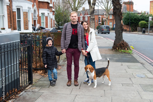 Canvas Print Happy family with dog in london street