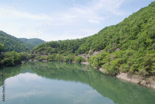 湖のある山の風景