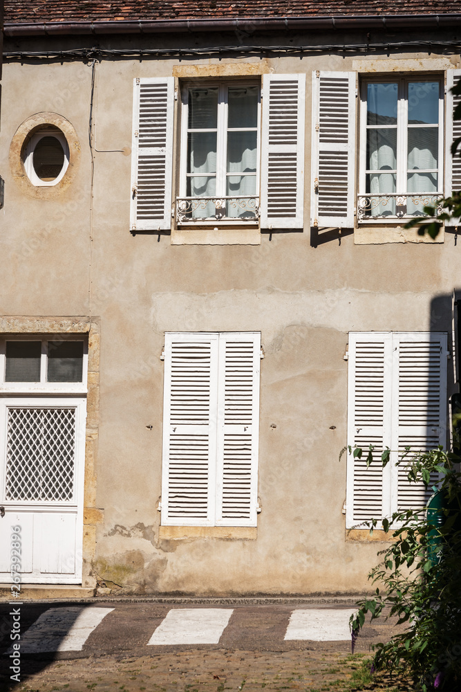 Obraz premium Old house facade with shutter and white door