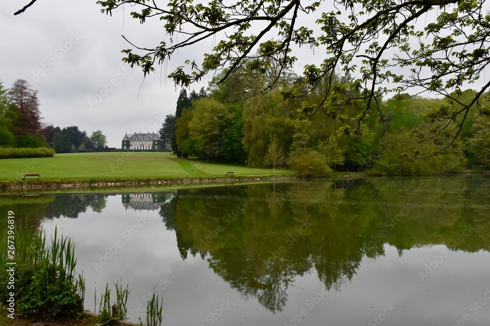 Fototapeta premium Château de la Hulpe and reflection - Domaine régional Solvay, Belgium.