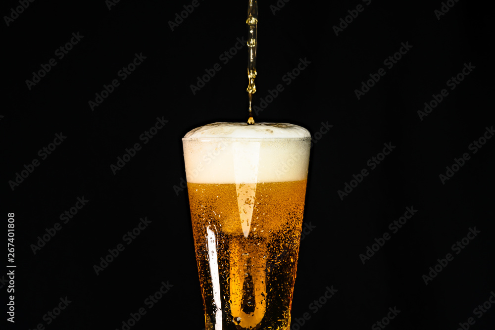 注がれて泡立つ生ビール 黒背景素材 Stock 写真 Adobe Stock