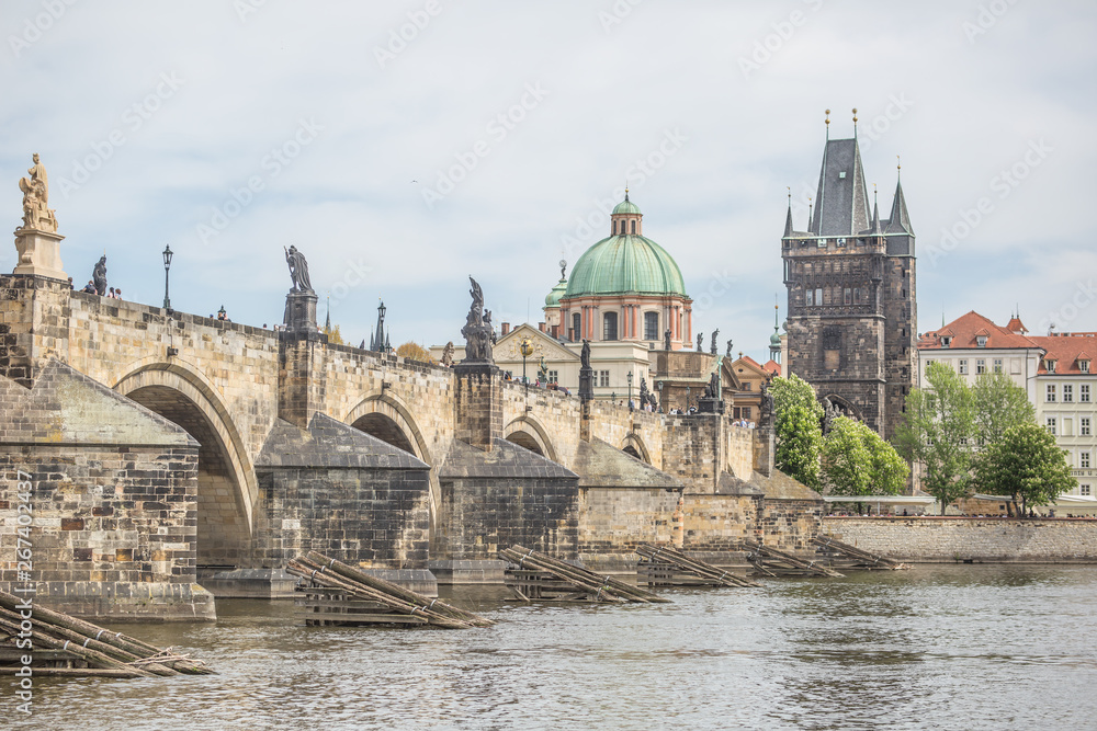 Obraz premium Charles bridge over Vltava river in old town Prague