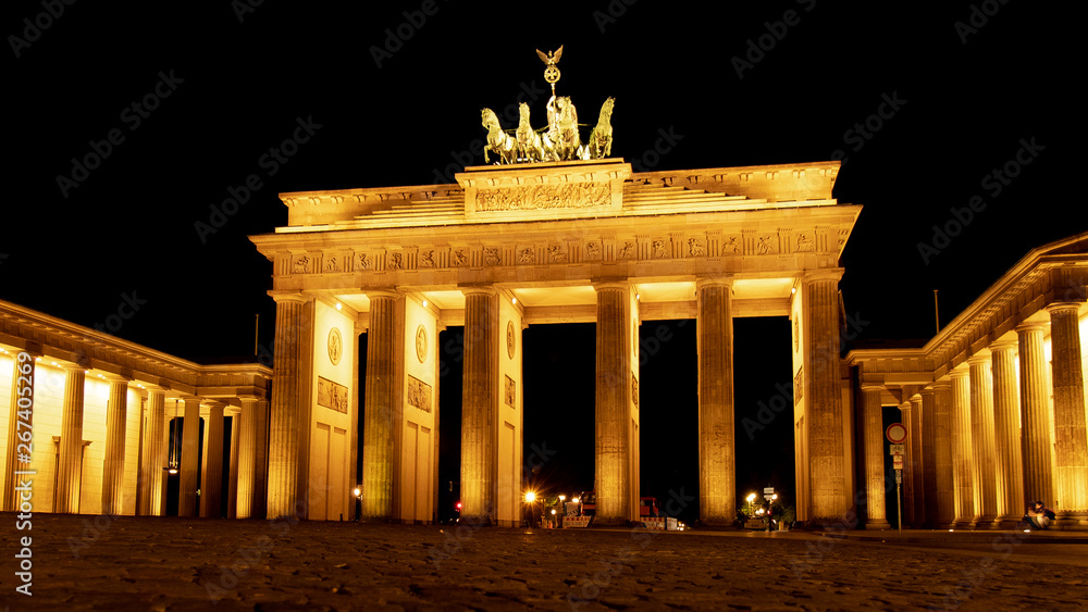Obraz premium Brandenburg Gate in Berlin at night