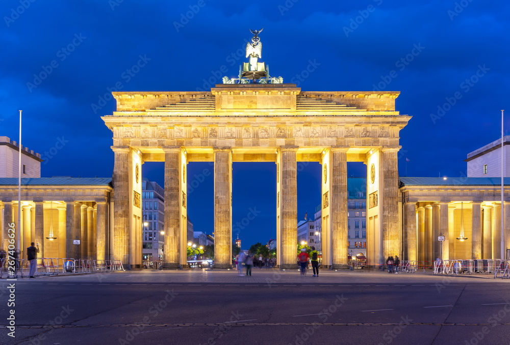 Fototapeta premium Brandenburg Gate (Brandenburger Tor) at night, Berlin, Germany