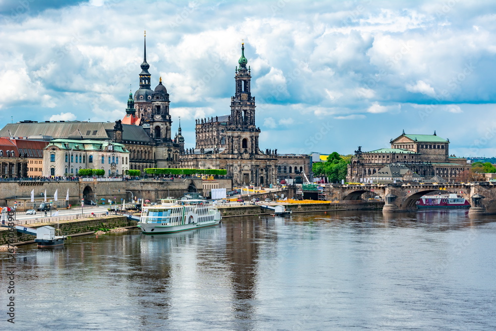 Fototapeta premium Dresden cityscape and Elbe river, Germany