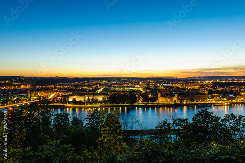Koblenz am Rhein bei Sonnenuntergang aus der Vogelperspektive