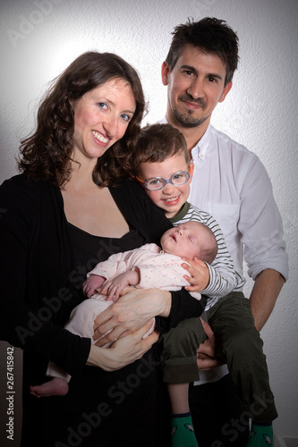 Familie mit Kleinkind und Baby Porträt