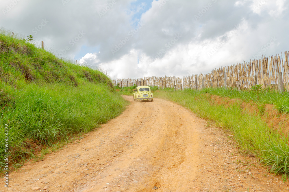 Obraz premium Wolkswagen na wiejskiej drodze w Guarani, Minas Gerais