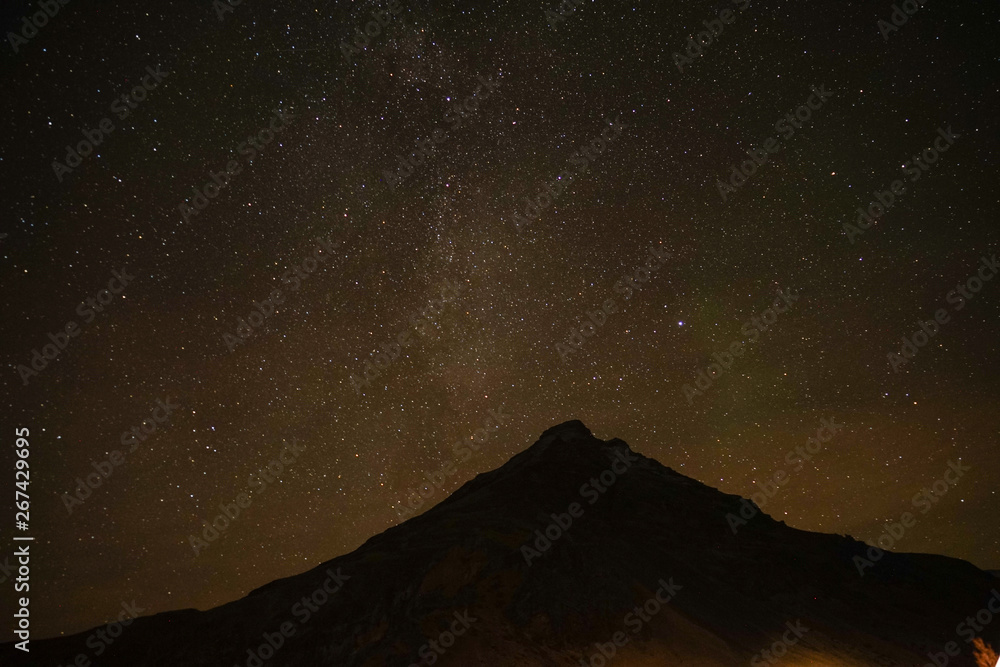 アイスランドの雪山と星空