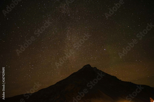 アイスランドの雪山と星空
