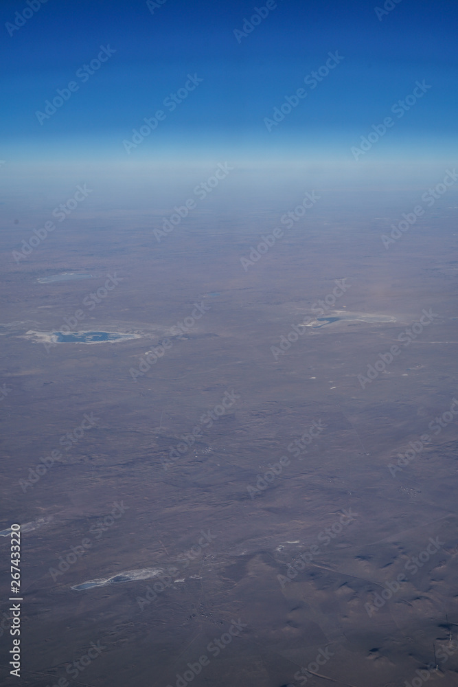 Obraz premium 飛行機から見える中国の山岳地帯