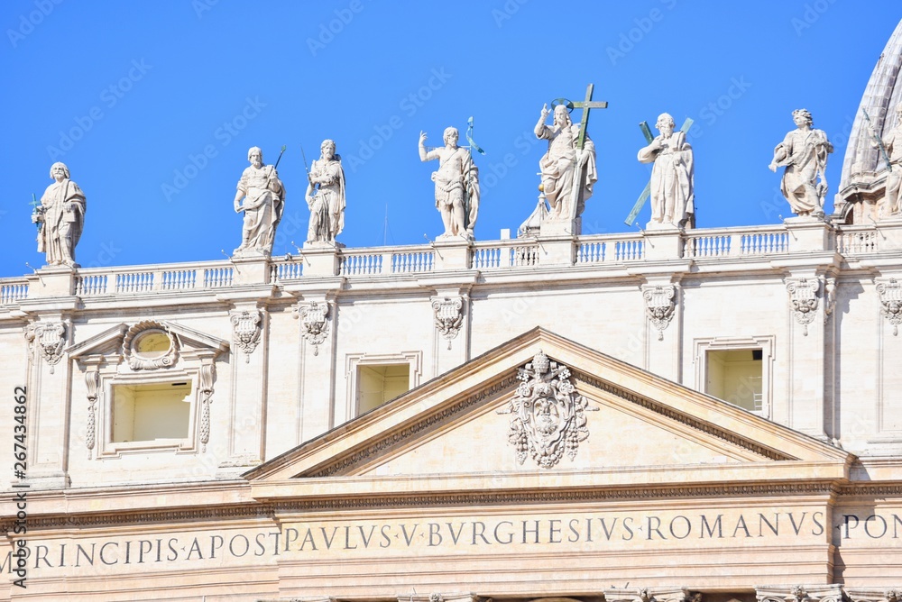 Fototapeta premium Saint Statues on Top of St. Peter's Basilica in Vatican City