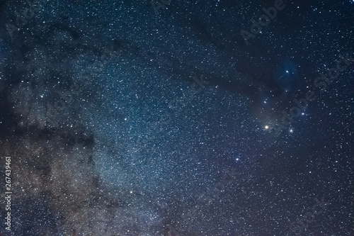 Constelación de Antares cerca de la vía láctea
