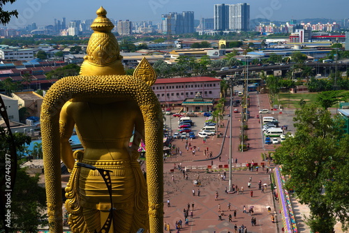 Canvas Print Hanuman Hindu god statue staring at Kuala Lumpur skyline