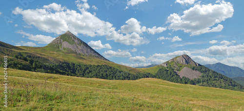 Vue panoramique sur le puy Griou qui fait partie des monts du Cantal.  Auvergne, France photo