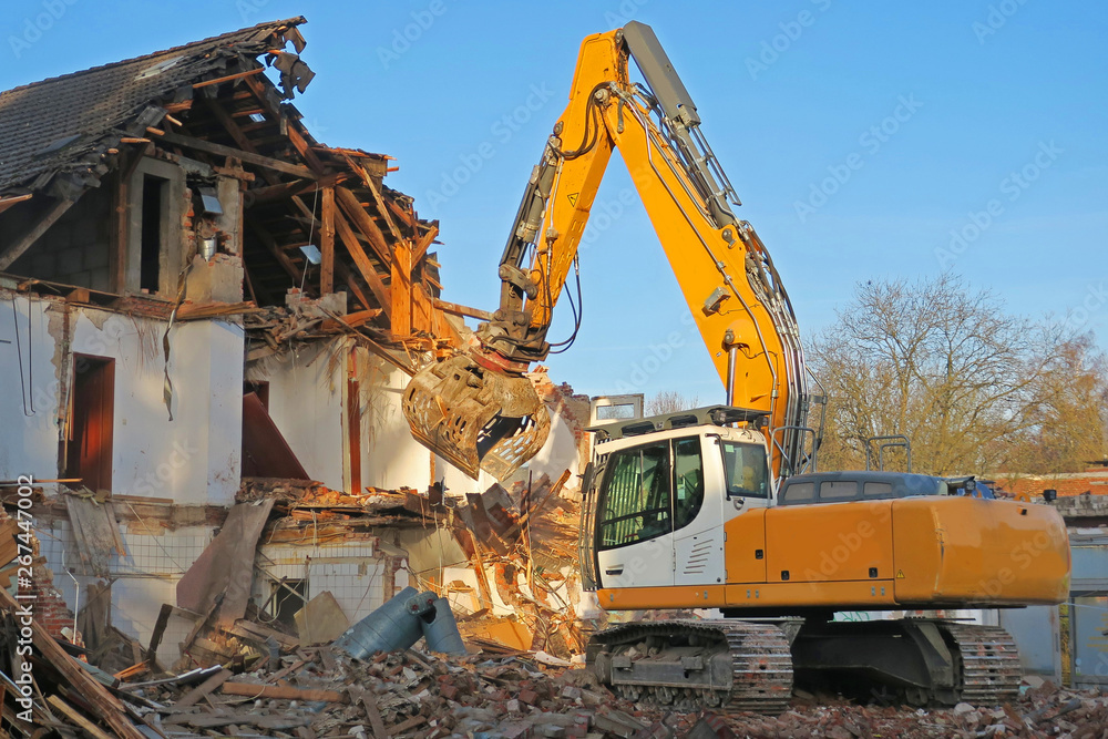 Bagger auf Baustelle reiß Haus ab Bagger auf Baustelle reiß Haus ab