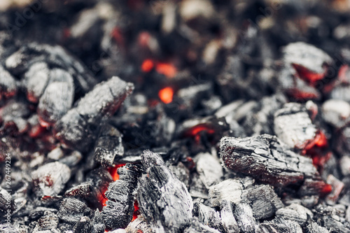Foto the dying fire, burning firewood, embers of a dying fire