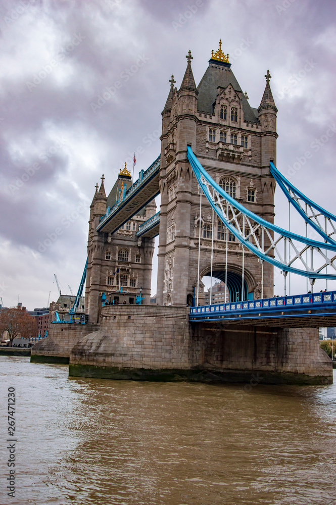 Obraz premium The tall tower bridge london with gusty winds