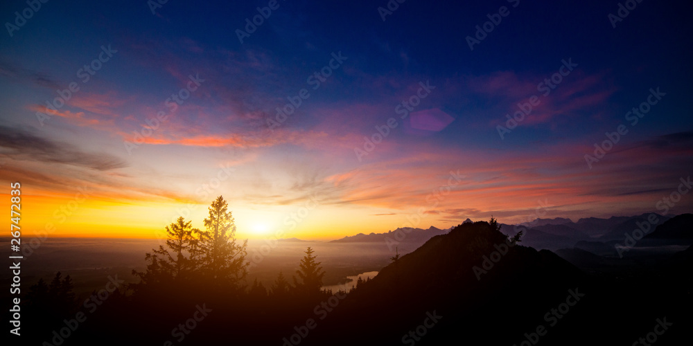 Sonnenaufgang über dem Allgäu bei Schloss Neuschwanstein