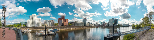 Toller Panorama Blick im Medienhafen in Düsseldorf mit moderner Architektur bei bestem Sonnenwetter und schönen Wolken © festfotodesign