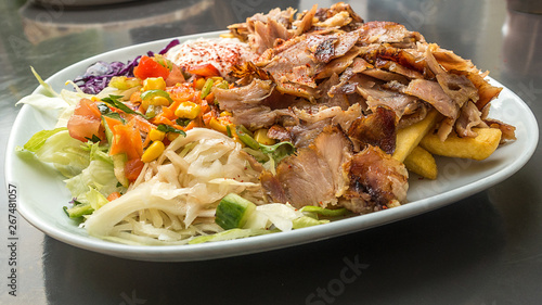 Foto Ein leckerer Döner Teller mit Pommes und Gemüse