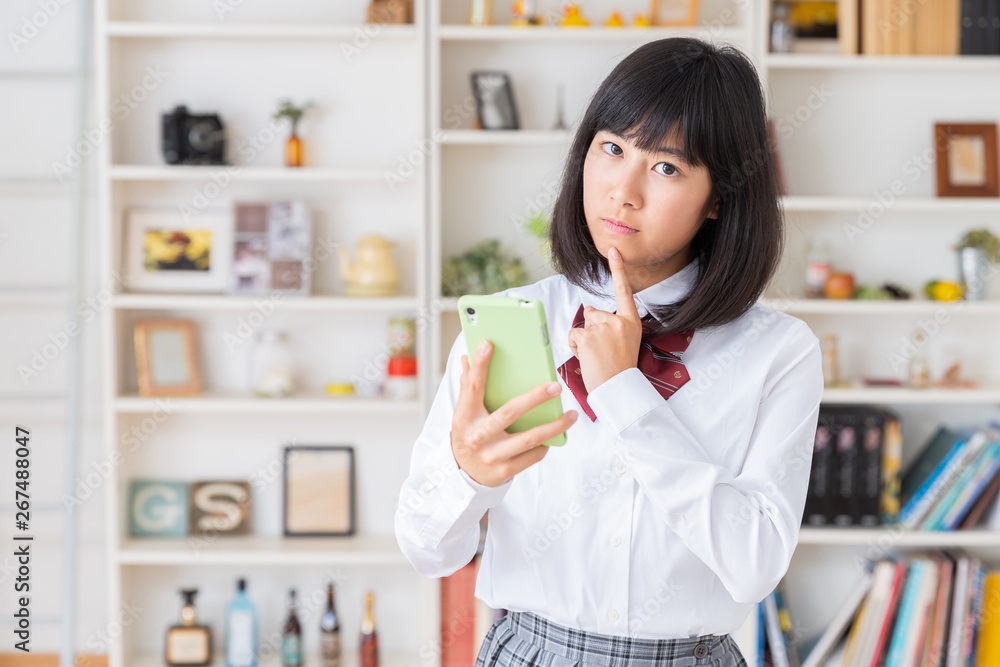スマホを見る女の子 制服 考える スマホを見る女の子 制服 考える