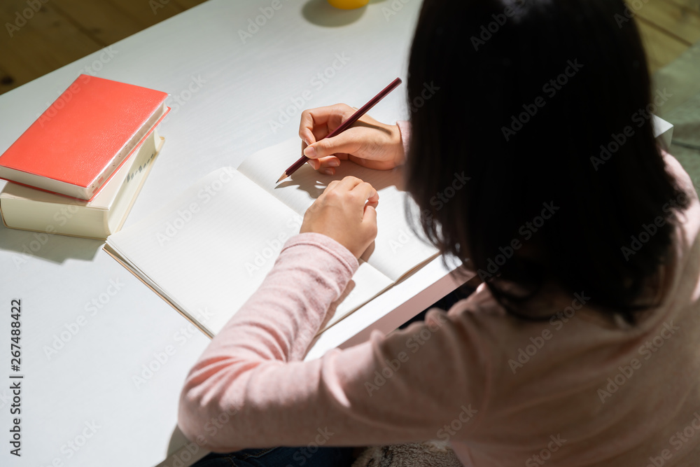 女の子 勉強 手元 Stock 写真 Adobe Stock