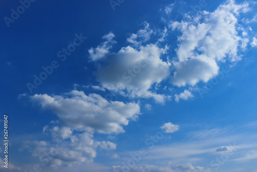 The white clouds in the blue sky, the natural scenery, the broad field of vision