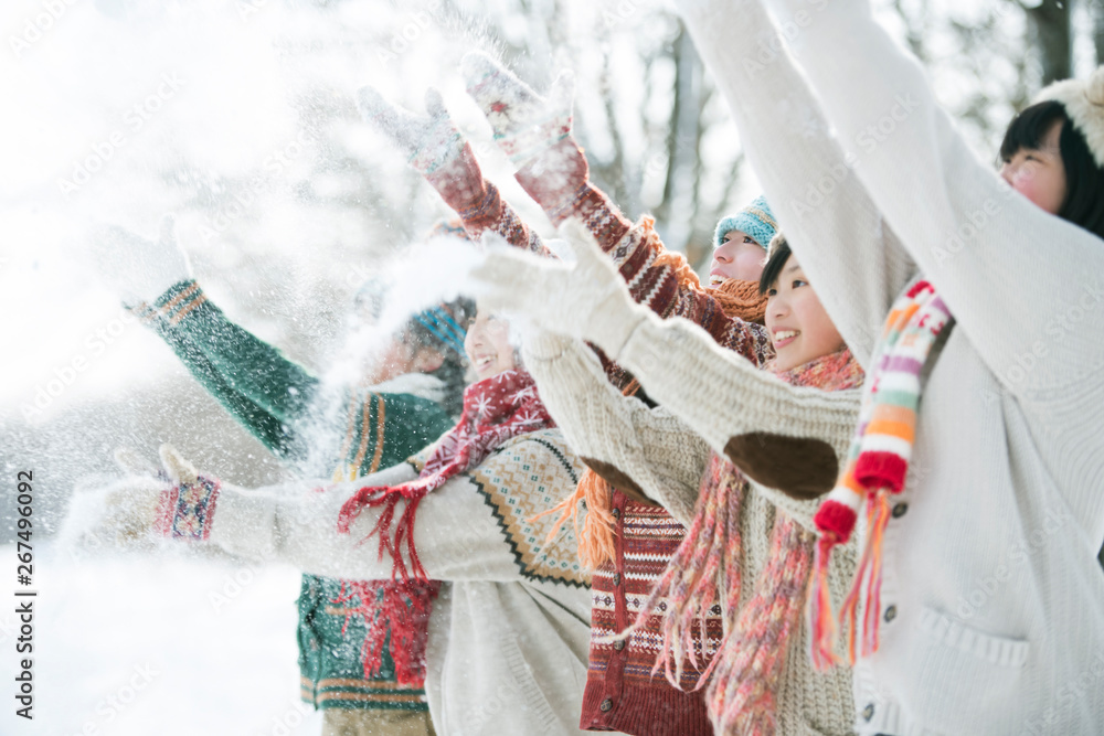 Naklejka premium 雪を舞い上げる中学生