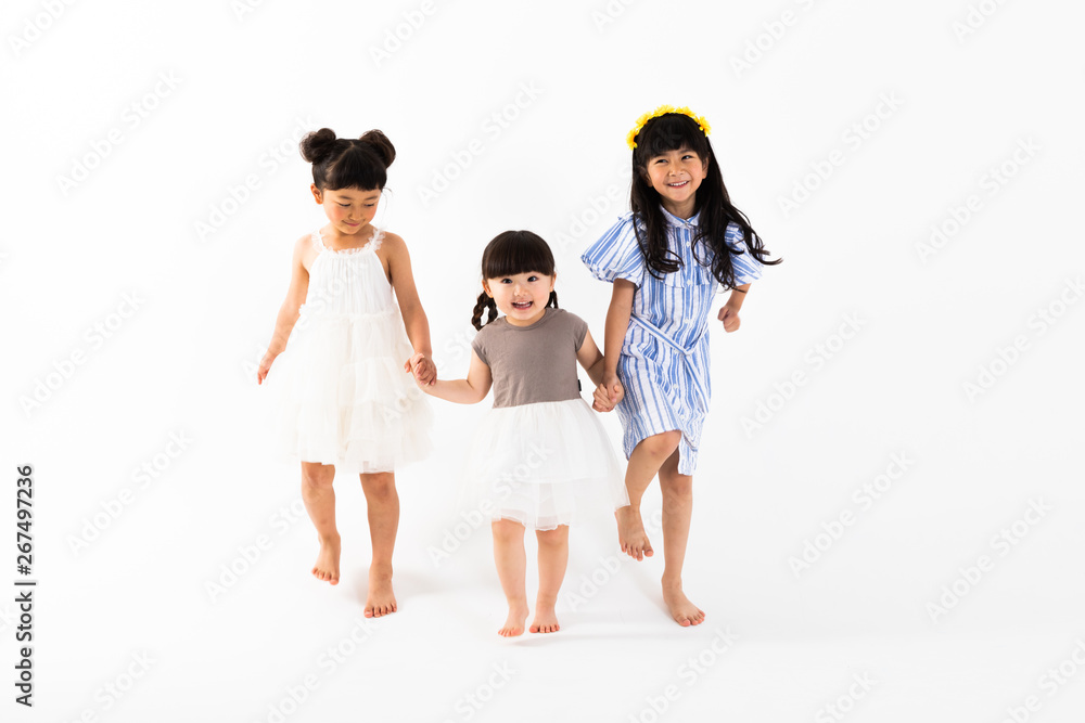 手を繋いで遊ぶ女の子 手を繋いで遊ぶ女の子
