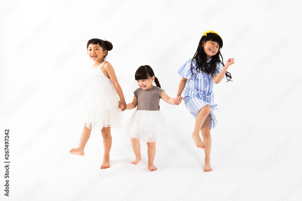 Naklejka premium 手を繋いで遊ぶ女の子