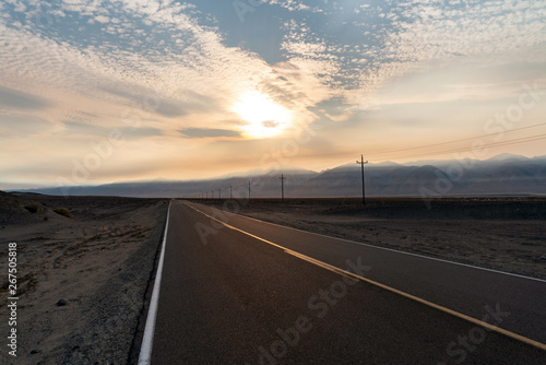 Fotografi The road that can lead to anywhere - wide open spaces in the western U