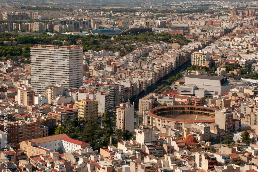 Blick über die Stadt Alicante in Spanien mit Stierkampfarena