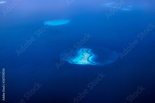 Dieses einzigartige Bild zeigt die Malediven, die von einem Flugzeug von oben fotografiert werden. Sie können die Atolle im Meer gut sehen.