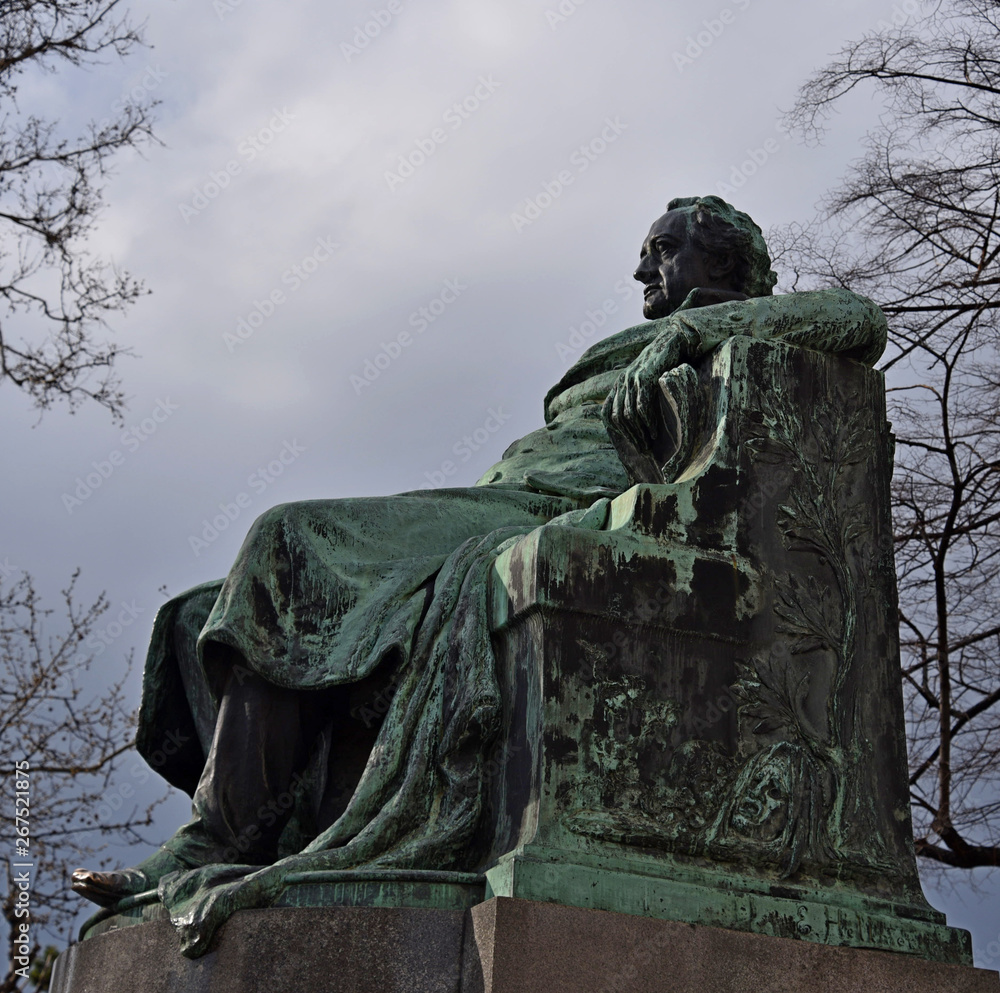 Fototapeta premium Sculpture of Goethe in Vienna.